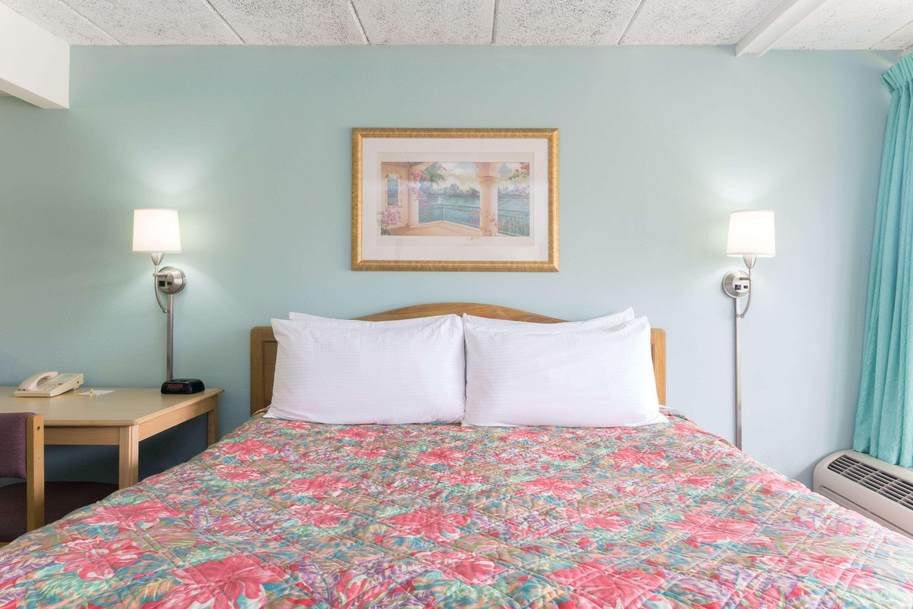 Hotel Days & By Wyndham
